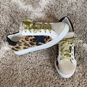 Make The Deal Leopard Print Sneakers